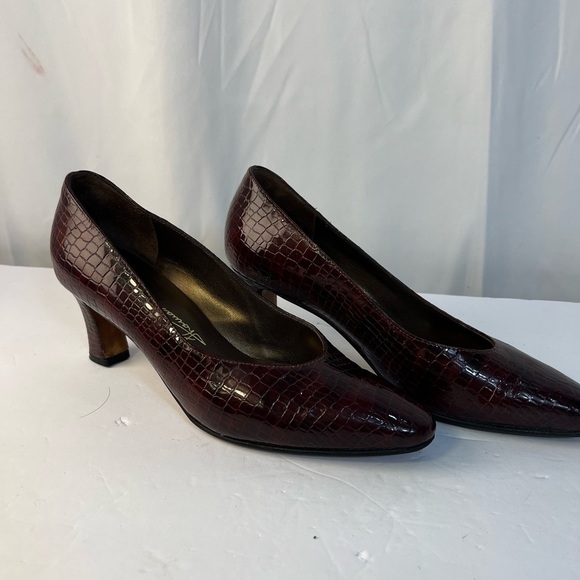 Vintage Joanna Wallace Burgundy Crocodile Pattern Heels Pumps made in Canada - Picture 3 of 9